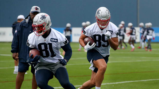 Patriots Jonnu Smith (81), Hunter Henry (85)